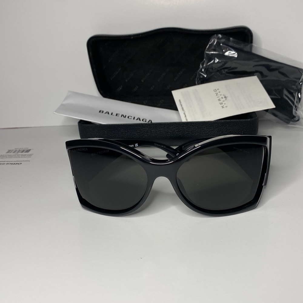 This butterfly Balenciaga sunglass BB0154s black frame with grey lenses. - Picture 3 of 14